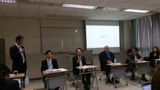 본문 이미지 - 기내 안전개선 대책을 발표하고 있는 지창훈 대한항공 사장(중앙)/News1