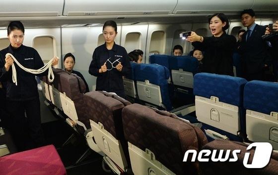 본문 이미지 - 대한항공 기내난동 사건이 국민적 공분을 사고 있는 가운데 27일 대한항공 강사와 승무원들이 서울 강서구 공항동 대한항공 객실훈련센터에서 난동 승객을 테이저건(Taser gun)으로 제압하는 시연을 보이고 있다. 2016.12.27/뉴스1 ⓒ News1 오대일 기자