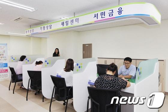 본문 이미지 - 고용복지플러스센터 관계자들이 구직자들과 취업상담을 진행하고 있다. /뉴스1 DB ⓒ News1