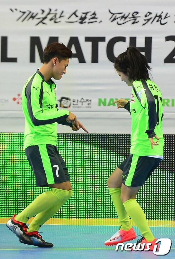 본문 이미지 - 27일 오후 서울 중구 장충체육관에서 홍명보장학재단이 주최하는 'KEB 하나은행과 함께하는 셰어 더 드림 풋볼 매치 2016(SHARE THE DREAM FOOTBALL MATCH 2016)'이 열렸다. 희망팀 이민아와 이승우가 댄스 세레모니를 펼치고 있다. 2016.12.27/뉴스1 ⓒ News1 최현규 기자