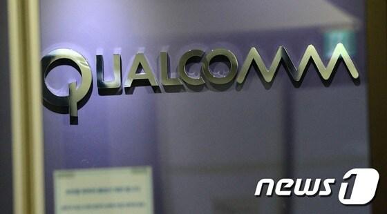 본문 이미지 - 28일 서울 강남구 논현동 퀄컴 서울사무소에서 직원들이 분주하게 움직이고 있다.  2016.12.28/뉴스1 ⓒ News1 박지혜 기자