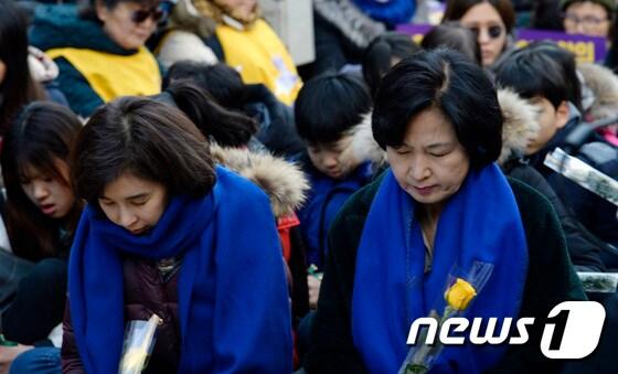 본문 이미지 - 추미애 더불어민주당 대표가 28일 서울 종로구 구 일본대사관 앞에서 열린 제1263차 일본군 '위안부' 문제해결을 위한 정기 수요시위에서 묵념하고 있다. 2016.12.28/뉴스1 ⓒ News1 안은나 기자