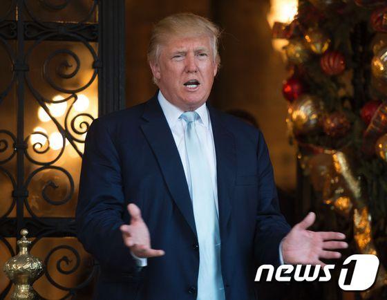 본문 이미지 - 도널드 트럼프 미국 대통령 당선인이 28일 (현지시간) 플로리다 주 팜비치에 위치한 자신의 마라라고 리조트에서 기자들의 질문을 받고 있다. ⓒ AFP=뉴스1