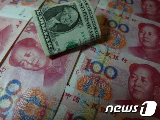 본문 이미지 - 중국 위안화와 미국 달러화. ⓒAFP= 뉴스1