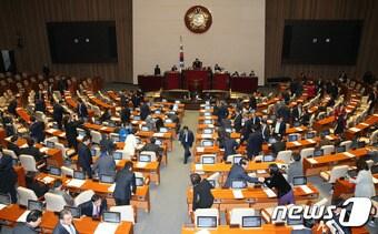 본문 이미지 - 29일 서울 여의도 국회에서 여야 의원들이 2016년도 마지막 본회의를 마친 뒤 퇴장하고 있다. 2016.12.29/뉴스1 ⓒ News1 허경 기자