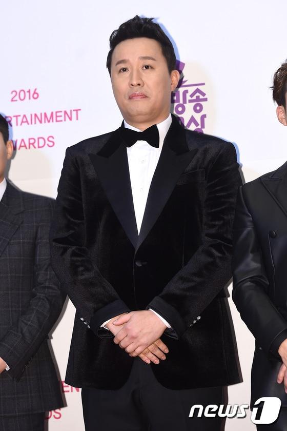 본문 이미지 - 방송인 정준하가 29일 오후 서울 상암동 MBC 공개홀에서 열린 ‘2016 MBC 방송연예대상’ 레드카펫 행사에 참석해 포즈를 취하고 있다. ⓒ News1 고아라 기자