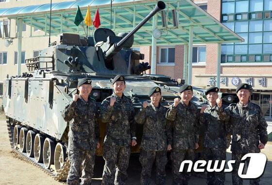 본문 이미지 - 육군 제11기계화보병사단 돌격대대 미담의 주인공들이 단체사진을 촬영하고 있다.(육군 제11기계화보병사단 제공) ⓒ News1