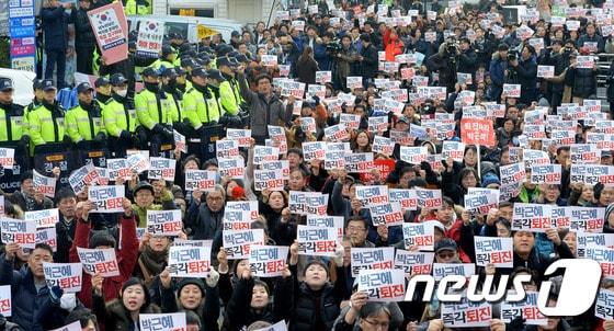 본문 이미지 - 3일 서울 영등포구 여의도 새누리당 당사 앞에서 박근혜정권퇴진비상국민행동이 구호를 외치고 있다. 이날 주최 측은 &#39;최순실 국정농단의 공범인 새누리당 해체&#39;를 주장했다. 2016.12.3/뉴스1 ⓒ News1 황기선 기자