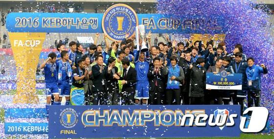 본문 이미지 - 3일 서울월드컵경기장에서 열린 '2016 KEB 하나은행 FA컵 결승 2차전' FC서울과 수원삼성의 경기 후 FA컵 우승을 차지한 수원 서정원감독과 선수들이 기뻐하고 있다. 수원은 결승 2차전에서 1-2로 패했으나 1,2차전 합계 3-3으로 승부차기에 돌입, 10-9로 우승을 차지했다. 2016.12.3/뉴스1 ⓒ News1 황기선 기자