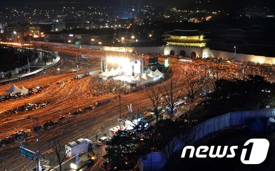 본문 이미지 - &#39;촛불의 선전포고-박근혜 즉각 퇴진의 날&#39; 6차 촛불집회가 열린 3일 서울 광화문 일대에 모인 시민들이 촛불을 높이 들고 청와대 방향으로 행진하고 있다. ⓒ News1 오대일 기자