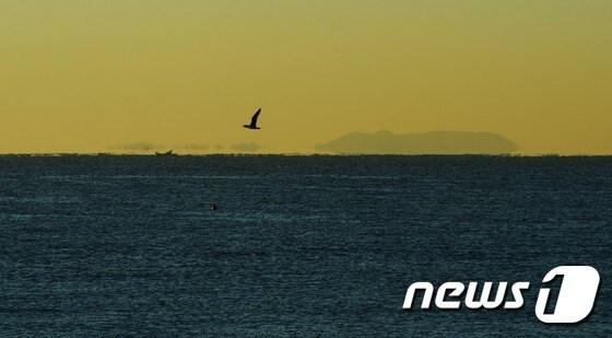 본문 이미지 - 30일 오전 부산 해운대해수욕장 수평선 너머로 일본 영역 중 한반도와 가장 가까운 지역인 대마도(쓰시마섬)가 보이고 있다. 2016.12.30/뉴스1 ⓒ News1 여주연 기자