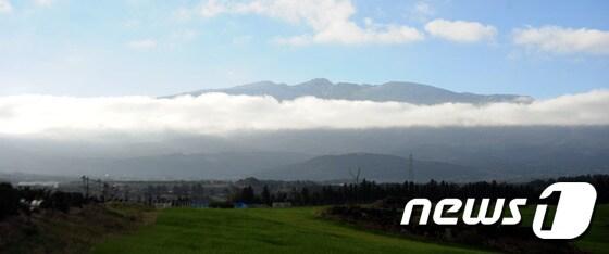 본문 이미지 - 제주 한라산이 구름 위로 모습을 드러내 장관을 연출하고 있다.2016.12.30/뉴스1 ⓒ News1 이석형 기자