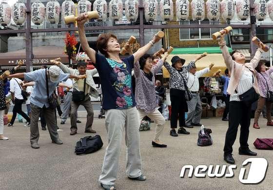 본문 이미지 - 일본 도쿄 시내의 한 사원에서 체조하고 있는 노인들(자료사진) ⓒ AFP=뉴스1