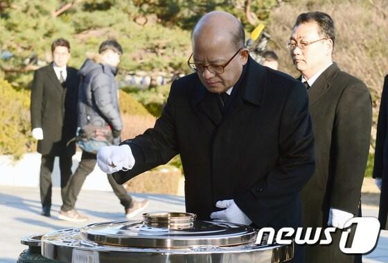 본문 이미지 - 박한철 헌법재판소 소장이 30일 오전 서울 동작구 국립서울현충원을 찾아 분향하고 있다.2016.12.30/뉴스1 ⓒ News1 최현규 기자