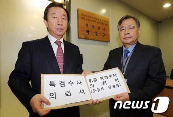 본문 이미지 - &#39;최순실 국정농단&#39; 사건 국회 국정조사 특별위원회 김성태 위원장&#40;왼쪽&#41;이 지난해 12월30일 서울 강남구 대치동 특별검사팀 사무실을 찾아 박영수 특별검사&#40;오른쪽&#41;에게 문형표 전 보건복지부 장관과 홍완선 전 국민연금공단 기금운용본부장 등에 대한 특검 수사 의뢰서를 전달하고 있다. ./뉴스1 ⓒ News1 
