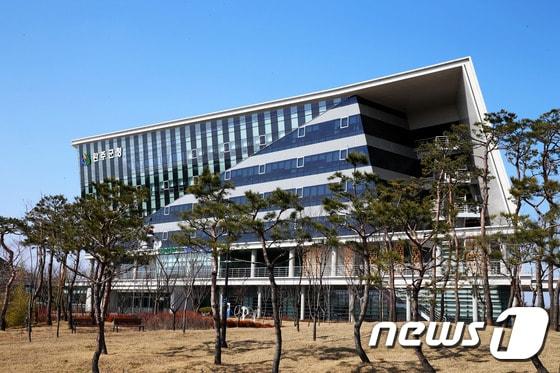 본문 이미지 - 전북 완주군은 5월까지 봄철 산불 예방을 위해 '산불방지대책본부'를 운영한다고 11일 밝혔다. 완주군청사 전경./뉴스1DB