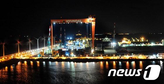 본문 이미지 - 전북 군산시 현대중공업 군산조선소에서 야간작업이 진행되고 있다. 2016.12.30/뉴스1 ⓒ News1 문요한 기자