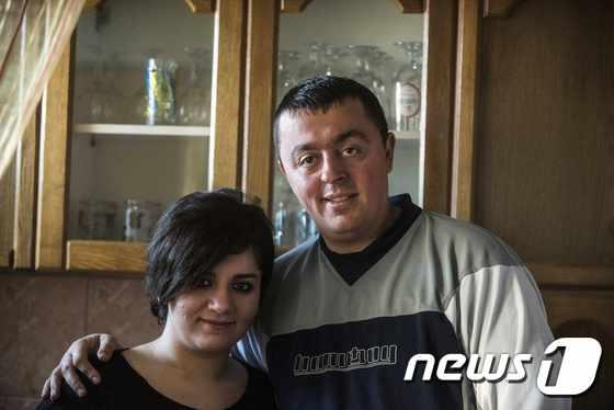 본문 이미지 - 이라크 난민 출신인 누라 아르카바치(20)와 마케도니아 국경을 지키던 경찰 보비 도데브스키(35). 둘은 난민 위기와 종교 갈등을 뚫고 지난 7월 결혼에 성공했다. ⓒ AFP=뉴스1