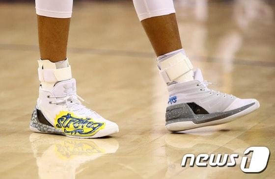 본문 이미지 - 스테판 커리(골든스테이트 워리어스)가 지난 16일 뉴욕 닉스전에서 신었던 농구화가 3만101달러에 팔렸다. ⓒ AFP=News1