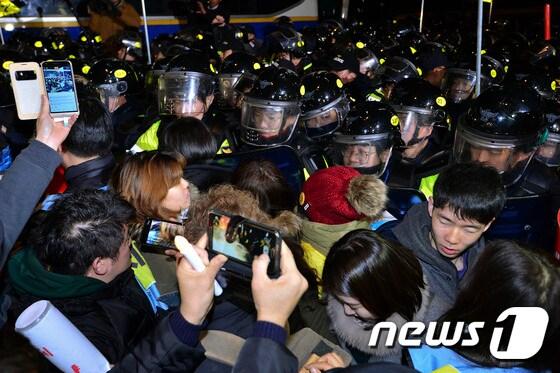 본문 이미지 - 3일 밤 서울 종로구 청운효자동주민센터에서 '촛불의 선전포고-박근혜 즉각 퇴진의 날' 6차 촛불집회에서 경찰이 강제해산 절차를 진행하고 있다. 2016.12.3/뉴스1 ⓒ News1 신웅수 기자