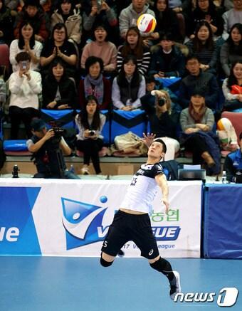 본문 이미지 - 4일 충남 천안시 서북구 백석동 유관순체육관에서 열린 2016-2017 V리그 프로배구 남자부 현대캐피탈과 KB 손해보험의 경기에서 현대캐피탈 문성민이 서브를 날리고 있다.(현대캐피탈 배구단 제공) 2016.12.4/뉴스1 ⓒ News1