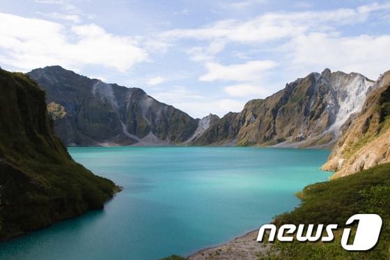 본문 이미지 - 클락이 자랑하는 피나투보의 정상 칼데라호.(이미지제공=필리핀관광청)ⓒ News1