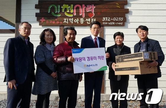 본문 이미지 - 2016년 농협 영월군지부와 한반도농협이 강원 영월 신천사랑지역아동센터에 사랑의 PC를 전달하는 모습. (영월농협 제공)  ⓒ News1 하중천 기자