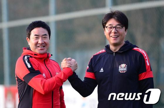 본문 이미지 - 황선홍 FC서울 감독(오른쪽)과 강철 코치가 경기도 구리 GS챔피언스파크에서 뉴스1과 인터뷰를 하고 있다. 2016.11.30/뉴스1 ⓒ News1 박지혜 기자