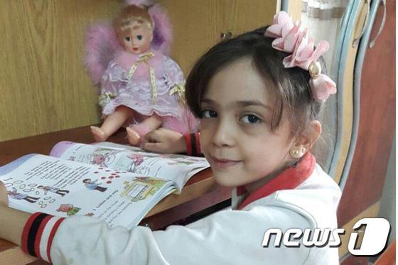 본문 이미지 - 시리아 알레포의 참상을 트위터를 통해 외부에 알려온 일곱살배기 소녀 바나 알라베드. (트위터 @AlabedBana) ⓒ News1