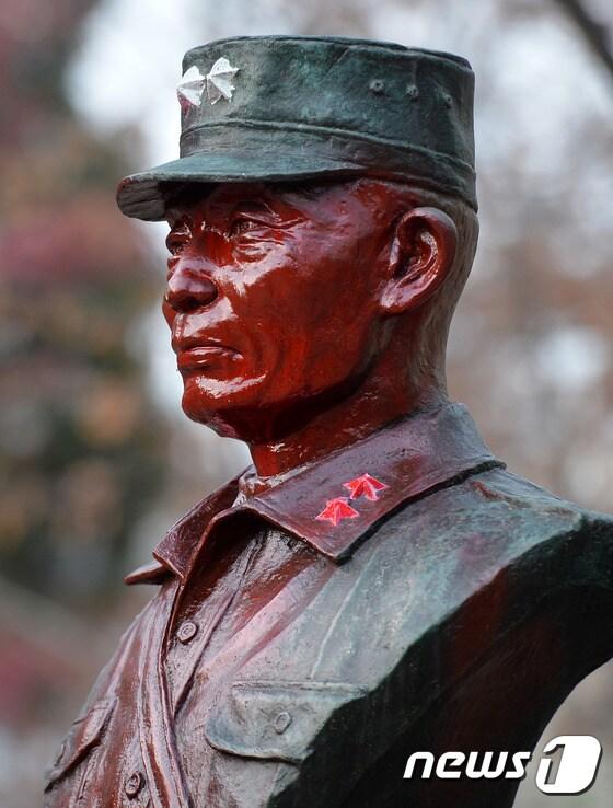 본문 이미지 - 훼손된 박정희 전 대통령의 흉상.2016.12.5/뉴스1 ⓒ News1 구윤성 기자