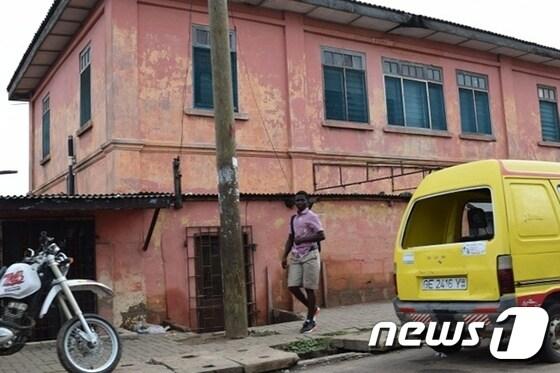 본문 이미지 - 가나에서 10여년간 운영되온 가짜 미국 대사관. (미 국무부) ⓒ News1