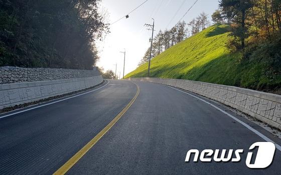 본문 이미지 - 인제읍 가리산리 산1-8 급경사지 정비사업이 완료된 모습. (인제군 제공) 201612.5/뉴스1 ⓒ News1 고재교 기자