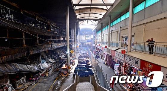 본문 이미지 - 2016년 11월 30일 새벽 발생한 화재로 시커멓게 타버린 대구 중구 대신동 서문시장 4지구 모습.2016.12.5 ⓒ 뉴스1 자료