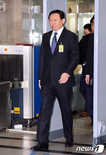 본문 이미지 - 신동빈 롯데그룹 회장이 6일 오전 국회에서 열린 '박근혜 정부의 최순실 등 민간인에 의한 국정농단 의혹 사건 진상 규명을 위한 국정조사 특별위원회'에 출석하기 위해 국회 본청에 들어서고 있다. 2016.12.6/뉴스1 ⓒ News1 사진공동취재단