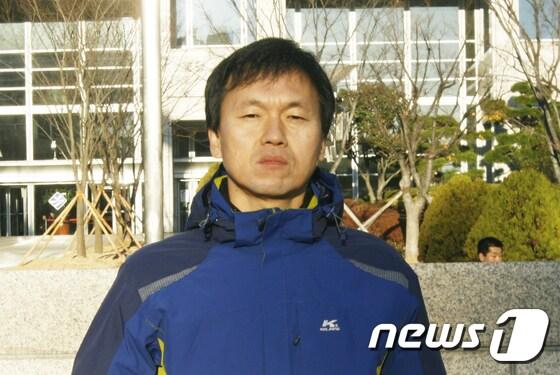 본문 이미지 - 6일 오전 부산시청 앞에서 '엘시티 관련 서병수 부산시장의 입장표명' 집회에 참석 중인 신세민 전공노 부산본부장 2016.12.6/뉴스1 ⓒ News1 박기범 기자