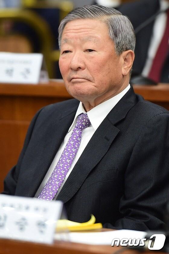 본문 이미지 - 구본무 LG그룹 회장이 6일 오전 서울 여의도 국회에서 열린 박근혜 정부의 최순실 등 민간인에 의한 국정농단 의혹사건 진상규명을 위한 국정조사 특별위원회 전체회의에 출석해 자리에 앉아 있다. 2016.12.6/뉴스1 ⓒ News1 사진공동취재단