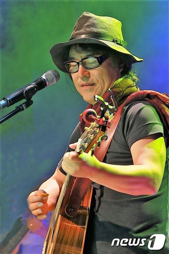 본문 이미지 - '바위섬'의 가수 김원중.(곡성군 제공)2016.12.6/뉴스1