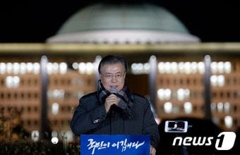 본문 이미지 - 문재인 전 더불어민주당 대표가 6일 오후 서울 여의도 국회 정문 앞에서 열린 '국민과 함께하는 여의도 촛불'에 참석해 발언하고 있다. 2016.12.6/뉴스1 ⓒ News1 안은나 기자