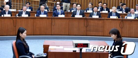 본문 이미지 - 6일 오후 서울 여의도 국회에서 열린 '박근혜 정부의 최순실 등 민간인에 의한 국정농단 의혹사건 진실규명을 위한 국정조사특위 제1차 청문회'에서 2016.12.6/뉴스1 ⓒ News1 사진공동취재단