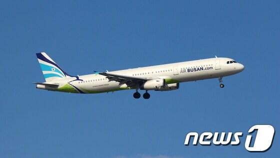 본문 이미지 - 에어부산 A321-200 항공기.2016.12.7/뉴스1 ⓒ News1