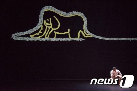 본문 이미지 - 현대무용 '어린왕자' 공연 장면 (사진=국립현대무용단)