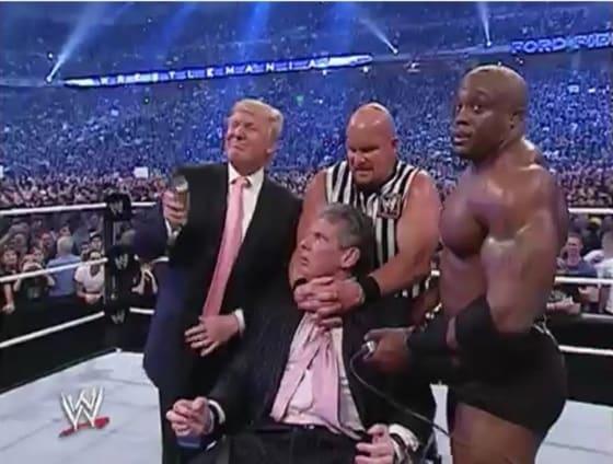 본문 이미지 - 도널드 트럼프가 2007년 빈스 맥마흔 미국 프로레슬링엔터테인먼트(WWE) 최고경영자(CEO)와의 내기에서 승리한 뒤 미소를 지으며 맥마흔의 머리카락을 밀기 위해 준비하고 있다. ⓒ 뉴스1