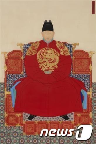 본문 이미지 - 새로 제작된 경기전 홍포본 태조어진 ⓒ News1 김춘상 기자