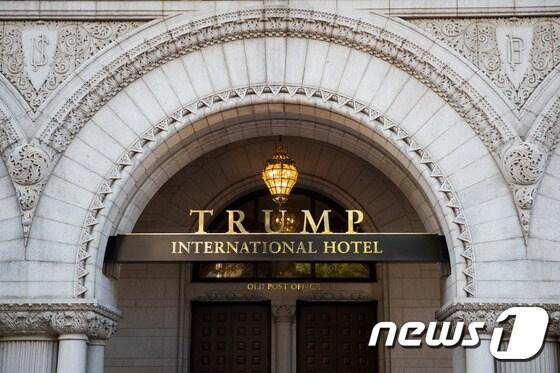 본문 이미지 - 미국 워싱턴DC에 있는 트럼프 인터내셔널 호텔. ⓒ AFP=뉴스1