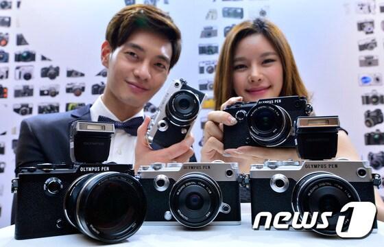본문 이미지 -  올림푸스한국 모델들이 미러리스 카메라 신제품 'PEN-F'를 선보이고 있다.  ⓒ News1 신웅수 기자