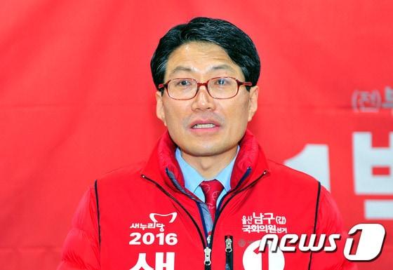 본문 이미지 - 4·13총선 새누리당 박기준  울산 남구 갑  예비후보가 1일 오후 울산시의회 프레스센터에서 공약발표회견을 겸해 스폰서 검사 논란과 관련해 해명을 하고 있다. 2016.2.1/뉴스1 ⓒ News1 장은진 기자