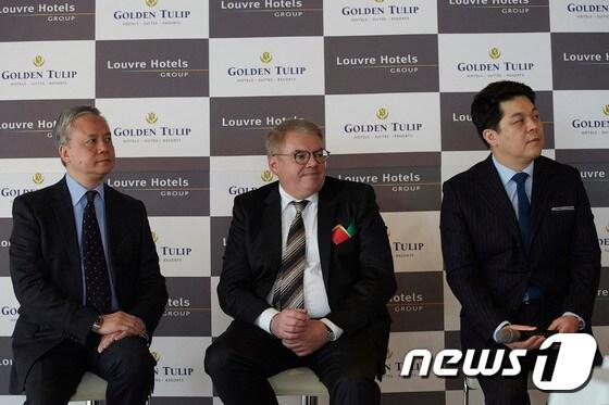 본문 이미지 - 루브르호텔그룹 피에르 프레데릭 룰로 CEO(사진 가운데)와  골든튤립코리아의 김민수 대표(사진 오른쪽)가 지난 달 28일 한국 지사 ‘골든튤립 코리아’ 공식 출범 기자간담회를 개최했다.  (루브르호텔그룹 제공)ⓒ News1travel