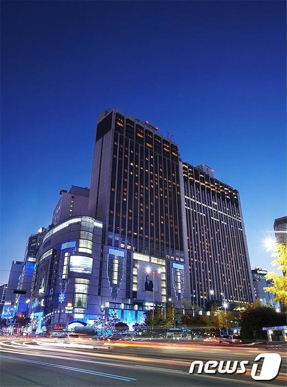 본문 이미지 - 롯데면세점 소공점 외관. 면세점은 백화점 본점 9~12층에 위치해 있다. ⓒ News1