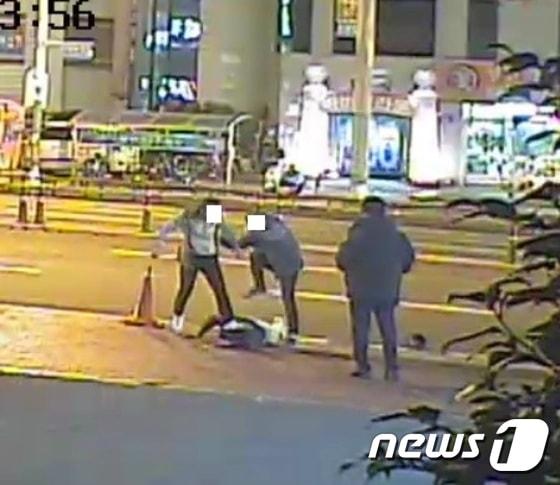 본문 이미지 - 부산 연산동·서면지역 불법 퇴폐안마시술소의 뒤를 봐주던 비호세력인 원씨 등은 지난해 12월 25일 오후 11시 10분쯤 부산 연제구 연산동에 위치한 한 주차장 앞 노상에서 퇴폐안마시술소 단속 관련, 신고자로 정모(42)씨를 지목한 뒤 발로 수회 밟고 전신을 폭행했다. 사진은 폭행장면. (부산경찰청 제공)ⓒ News1