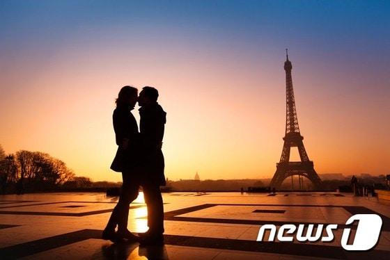 본문 이미지 - 익스피디아가 미혼남녀 1000명을 대상으로 ‘연인과 함께 가장 떠나고 싶은 여행지’를 조사한 결과, 영국, 스위스, 독일, 프랑스 등의 서유럽을 가장 많이 선택한 것으로 나타났다. （익스피디아 제공）뉴스1트래블 ⓒ News1 travel